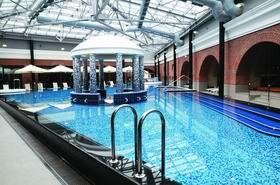 Бассейн SPA-комплекса «Holiday Club SPA St. Petersburg» выполнен в стиле древнеримских терм