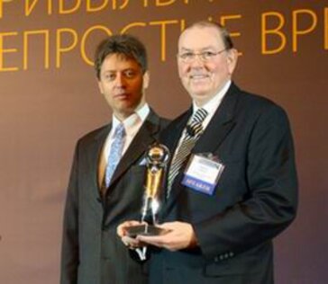 Генри Л. Чиаффоне, президент по международным вопросам Interstate Hotels&Resorts (справа) получил премию FHIC "За жизненные достижения" из рук патрона конференции князя Георга Юрьевского