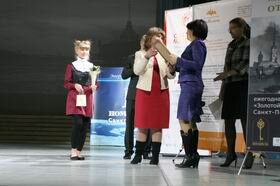 Татьяна Гаврилова, начальник отдела туризма Комитета по физической культуре, спорту, туризму и молодежной политике Ленинградской области вручает диплом Алсу Хайруллиной за победу Rasstal Hotel&SPA в номинации "5 звезд"