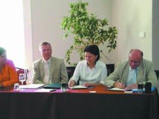Подписание договора о сотрудничестве с Литовской Ассоциацией гостиниц и ресторанов. Договор подписывают президент ЛАГиР г-жа Эвалде Шишкаускене и президент РГА Геннадий Ламшин, г. Вильнюс, июль 2009 г.