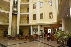 Лобби гостиницы - популярное место для переговоров