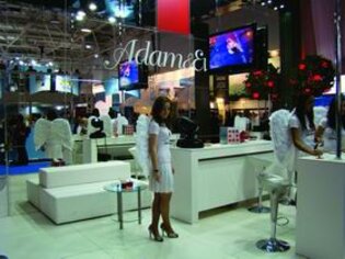 Презентаторы турецкого отеля Adam & Eve были одеты в костюмы ангелов