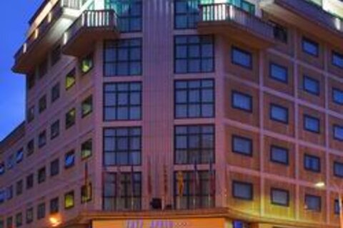 Отель Tryp Apolo в Барселоне