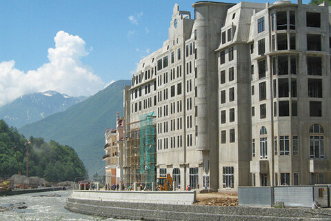 «Tulip Inn Роза Хутор» — первый российский отель международной гостиничной сети Golden Tulip Hospitality Group. Он откроется в конце этого года на территории горного курорта «Роза Хутор» в Сочи. Трехзвездочный отель рассчитан на 148 номеров. Инфраструктур