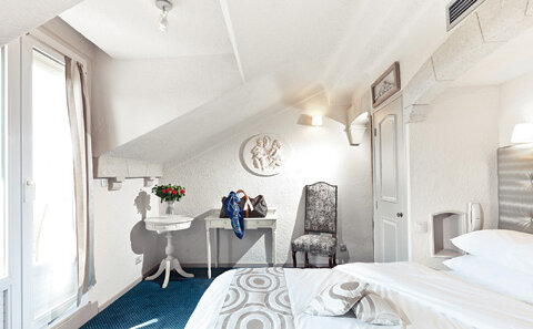 Отель Golden Tulip Cannes (4 звезды) расположен в самом центре Канн, в 500 м от набережной Круазетт в здании 1880 года постройки. Инфраструктура отеля включает 50 номеров, конференц-залы, бар, террасу, на которой в хорошую погоду подается завтрак, открыты