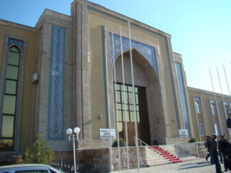 Гостиница Asia Bukhara (95 номеров) расположена в центре Старого города. Фасад отеля стилизован под старинное медресе. Расширенная инфраструктура отеля включает ночной клуб, салон красоты, парикмахерскую, тренажерный зал, массажный кабинет