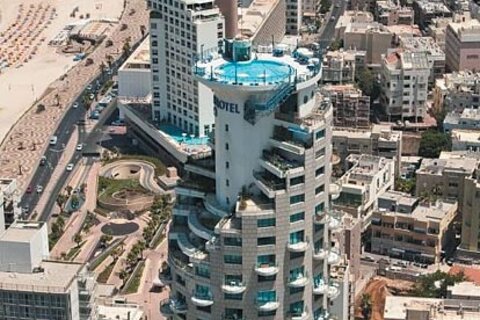 Бассейн Isrotel Tower в Тель-Авиве расположен на крыше 30-этажного здания отеля