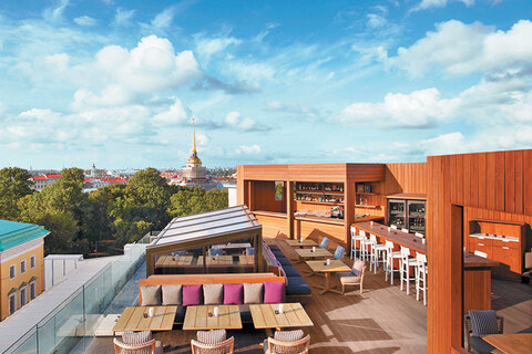 С террасы MixUp Bar&Terrace петербург- ского отеля  W St. Petersburg открывается вид на Исаакиевскую площадь