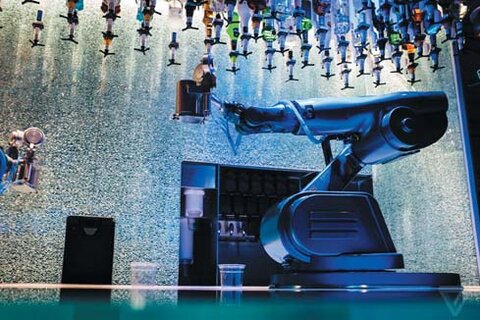 Так выглядит робот-бармен в Bionic Bar, который делает один коктейль за две минуты и до тысячи коктейлей за день.