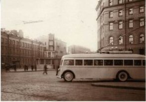 Угол площади Восстания и Лиговской улицы. Один из первых троллейбусов в Ленинграде