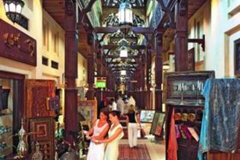 Souk Madinat – огромный торговый центр, выполненный в стиле старых арабских базаров на территории курорта Madinat Jumeirah