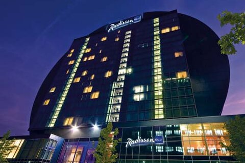 Инновационный фасад Radisson Blu во Франкфурте выполнен в виде круга