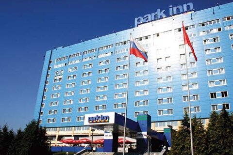 Park Inn Шереметьево Аэропорт. 12-этажное здание отеля яркого цвета с крупной вывеской эффективно работает как реклама бренда: его отлично видно авиапассажирам при взлете и посадке самолетов