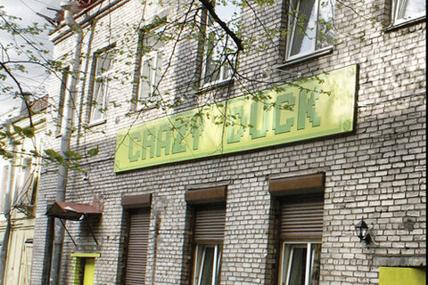 Crazy Duck Hostel расположен в отдельном двухэтажном здании