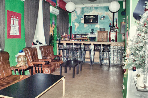 Особенность Crazy Duck Hostel — наличие в одном с ним здании молодежного бара «Уткабар», работающего 24 часа в сутки
