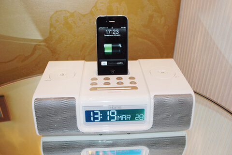 В номерах отеля присутствует проигрыватель iHome с возможностью подключения iPhone
