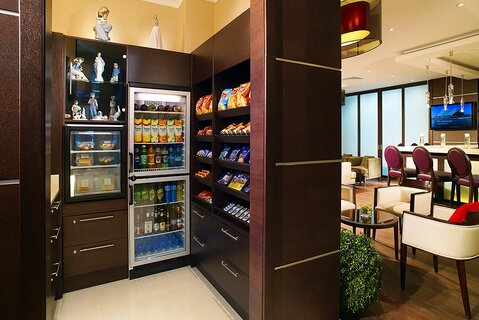 Одна из особенностей отелей Courtyard by Marriott – круглосуточный мини-маркет самообслуживания в лобби