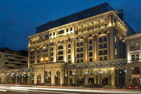 Пятизвездочный The Ritz-Carlton, открытый в 2007 году,  - один из самых известных в сегменте deluxe в Москве. Одиннадцатиэтажный отель на 332 номера включает фитнес- и спа-центры, магазины и рестораны, бизнес-центр, банкетный зал, зал для проведения конфе