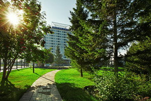 Рядом с отелем расположена небольшая парковая зона