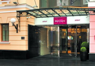 Отель Mercure Arbat расположен в реконструированном историческом здании начала XIX века