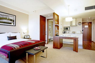 В номере Studio Suite отеля Staybridge Suite St. Petersburg имеется оборудованная кухонная зона