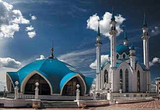 Мечеть Кул-Шариф, построенная в 2005 г. в память о восьмиминаретной мечети, разрушенной при взятии Казани в 1552 году, — сегодня одна из главных туристических достопримечательностей города  