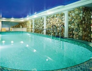 В распоряжении гостей wellness-центра отеля Heliopark Thalasso — бассейн с водопадом, хамам, римская парная, финская сауна, фито-бар и душевая зона