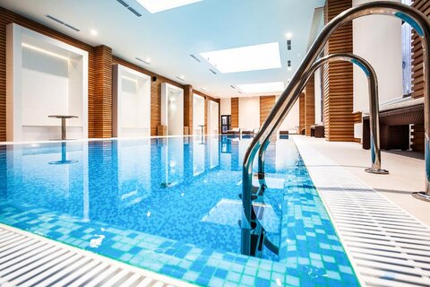 Для отдыха гостей в отеле Mercure Rosa Khutor предусмотрены бассейн, хамам и фитнес-центр