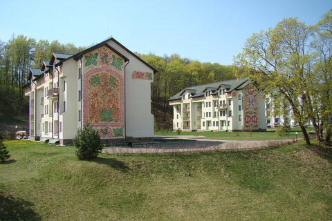 Гостиничные корпуса оформлены в стилях хохлома, городец и гжель
