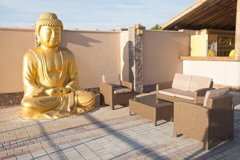 Пляжный клуб Buddha Beach с бассейном-инфинити