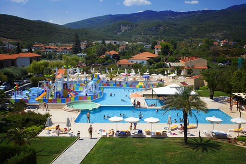 Парк водных аттракционов в отеле Cronwell Platamon Resort (Греция) играет большую роль в привлечении семей с детьми