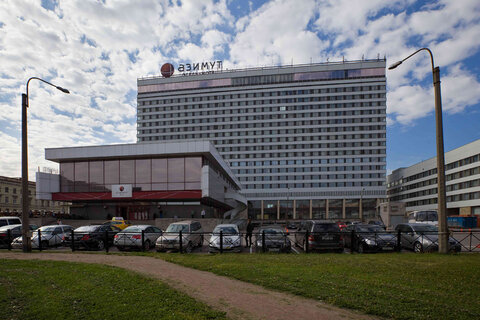 «AZIMUT Санкт-Петербург» расположен в историческом центре города близ набережной реки Фонтанки