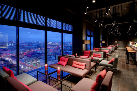 Панорамный Sky bar на 18 этаже отеля привлекает не только его гостей, но и большое количество посетителей из города