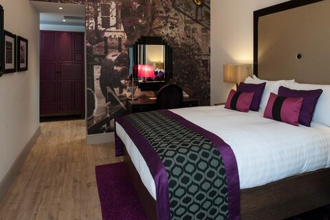 Отель Hotel Indigo London Kensington расположен в центре туристической жизни Лондона — престижном районе Кенсингтон и Челси