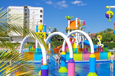 3) Водный парк развлечений Splash Park — один из главных факторов привлечения семей с детьми в Cronwell Platamon Resort