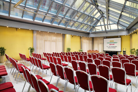 Деловая инфраструктура отеля Courtyard Marriott St. Petersburg Vasilievsky включает восемь конференц-залов с максимальной вместимостью 180 человек. На фото — зал «Атриум»