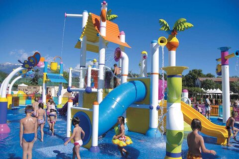 Cronwell Platamon Resort, курорт формата ultra all inclusive, привлекает семейную аудиторию одним из самых больших в Северной Греции водным парком детских аттракционов