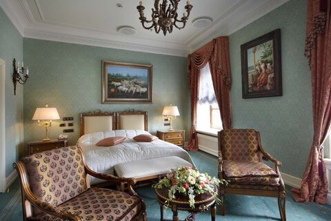 «Талион Империал Отель», входящий в ассоциацию The Leading Hotels of the World, расположен в Санкт-Петербурге в историческом дворце XVIII века