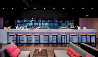 Одно их самых популярных мест в отеле — панорамный SKY bar на 18 этаже
