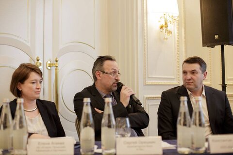 Слева Елена Агаева («Егоров, Пугинский, Афанасьев и партнеры»), справа Константин Сторожев (УК «Вало-сервис»)