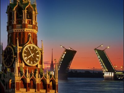 Россияне проведут праздники в Москве, Петербурге и Париже