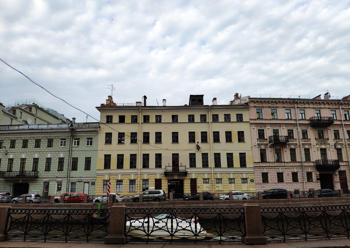 В Петербурге на продажу выставлено здание под гостиницу на набережной реки Мойки, 26
