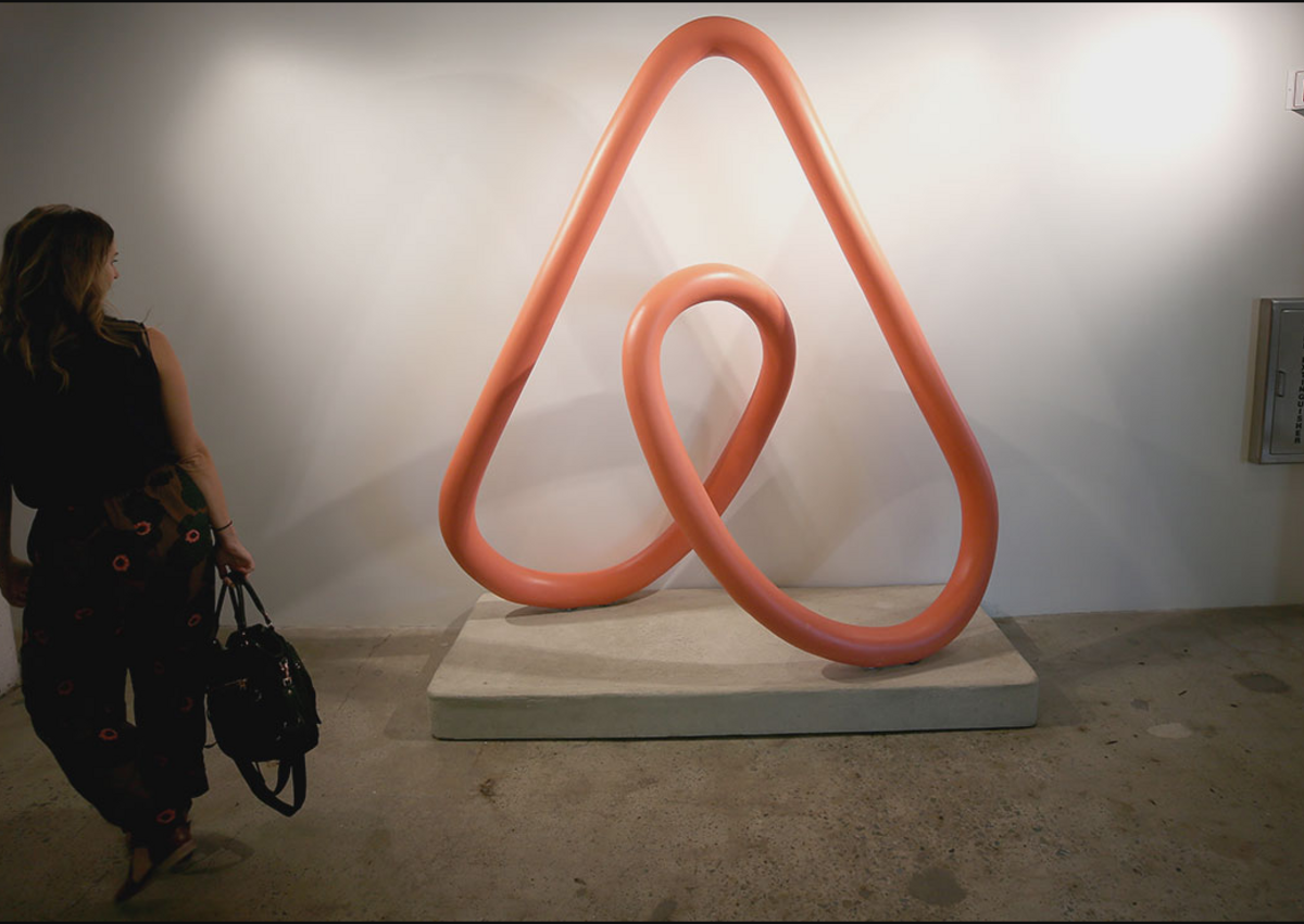 Airbnb сократит 25% персонала и не будет инвестировать в отели