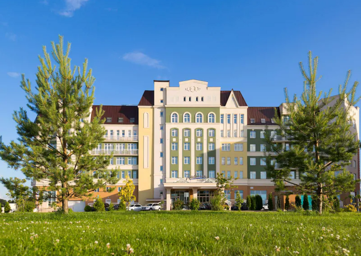 С парковки у отеля Radisson в Завидово угнали люксовый внедорожник. Кто несет ответственность?