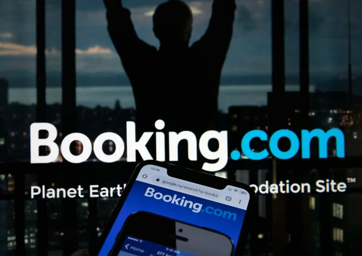 Booking.com отстаивает монополию. Сервис оспаривает решение ФАС в суде