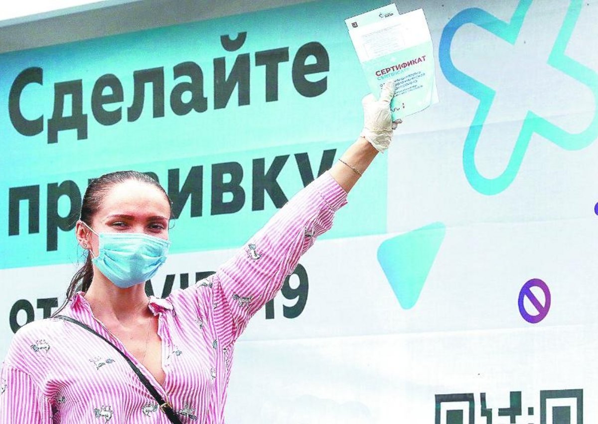 Уколоться или уволиться? Обязательная вакцинация набирает обороты