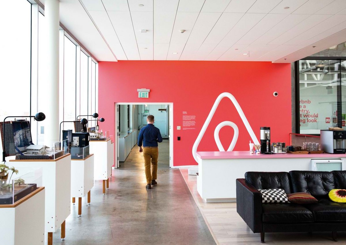 Airbnb приостановил работу в России и Белоруссии