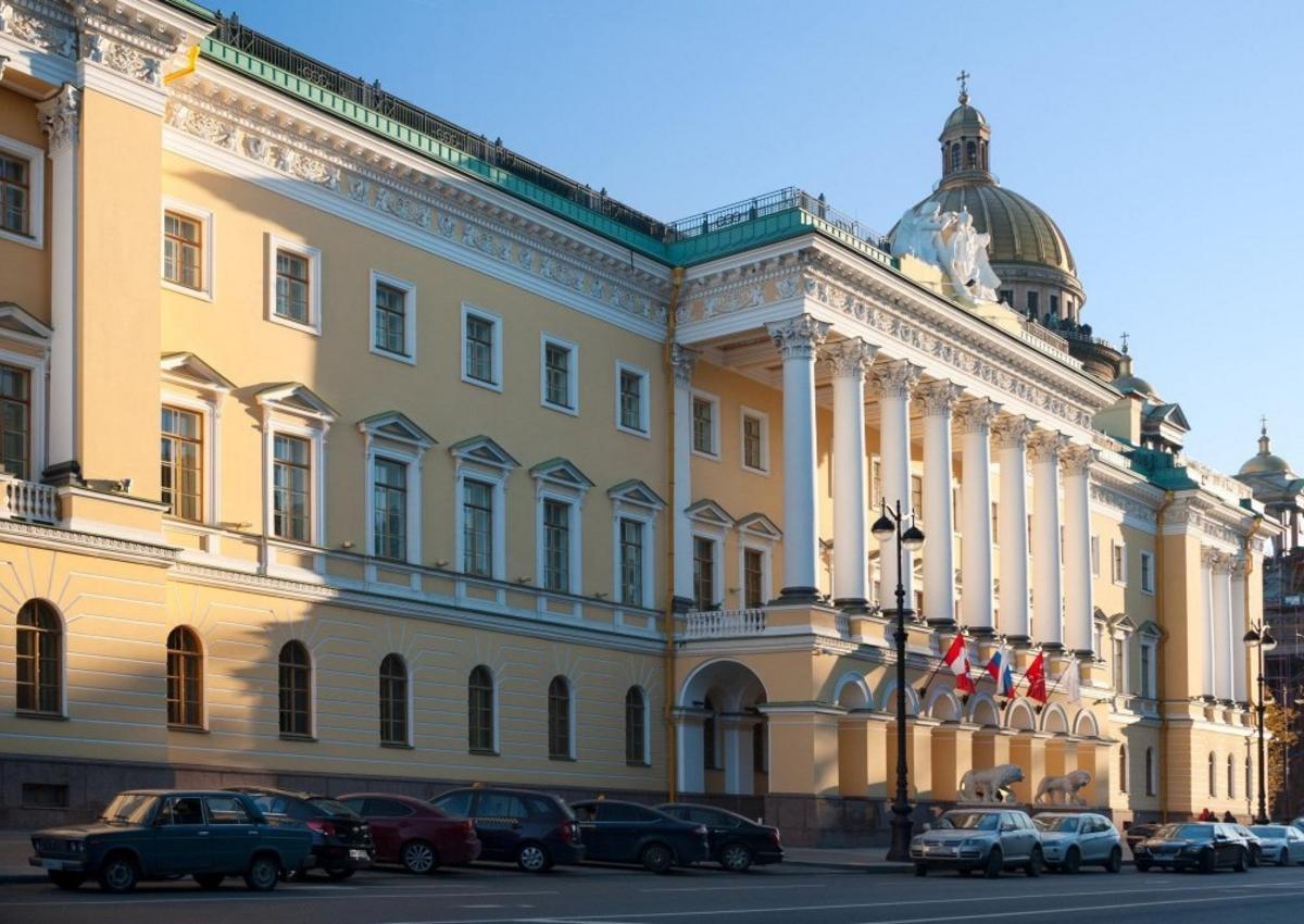 Отели Four Seasons в Москве и Петербурге продолжат работать под прежним названием