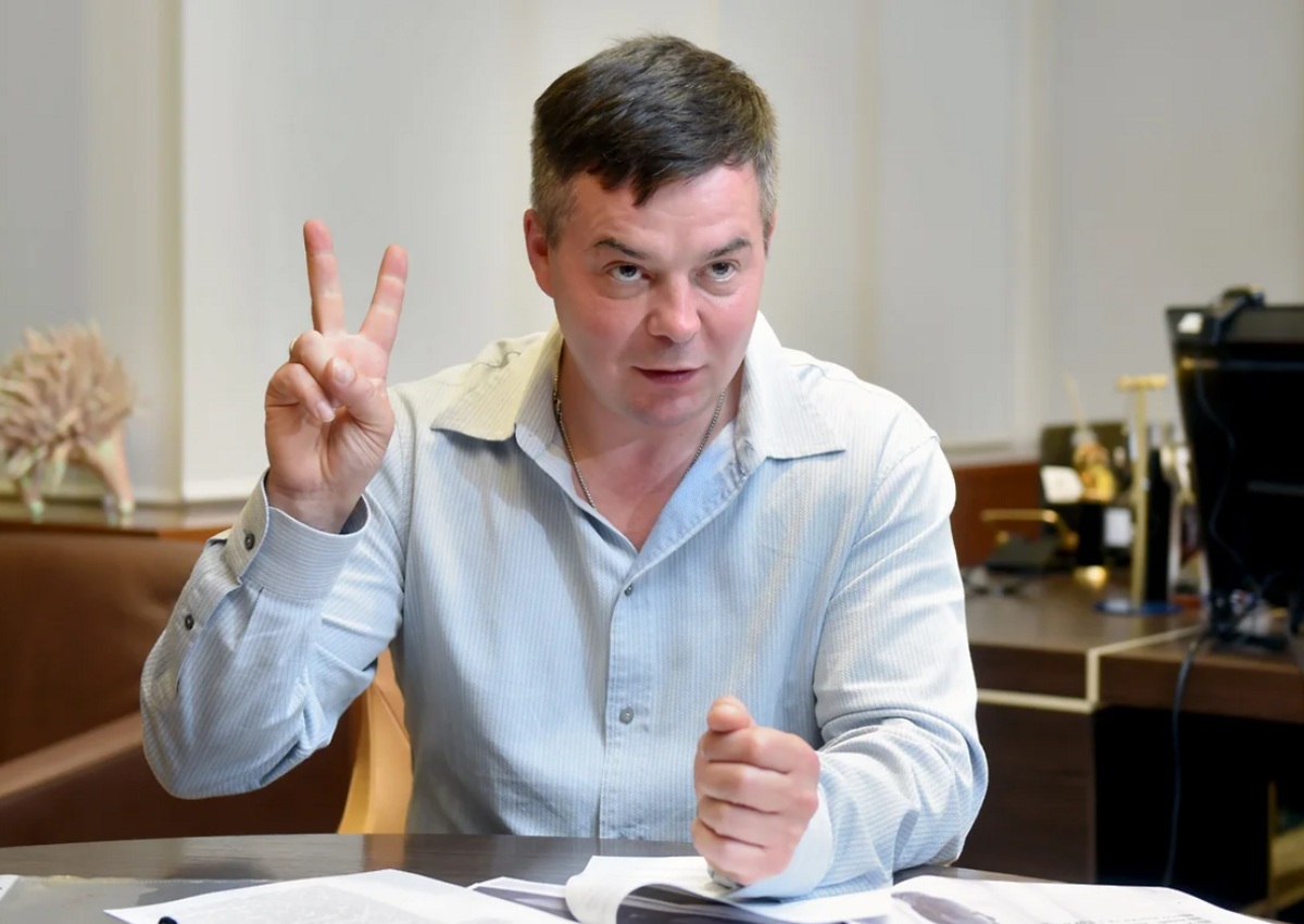 Выходец из ГК «Пионер» поймает форель. Юрий Грудин заинтересовался рыбоводством
