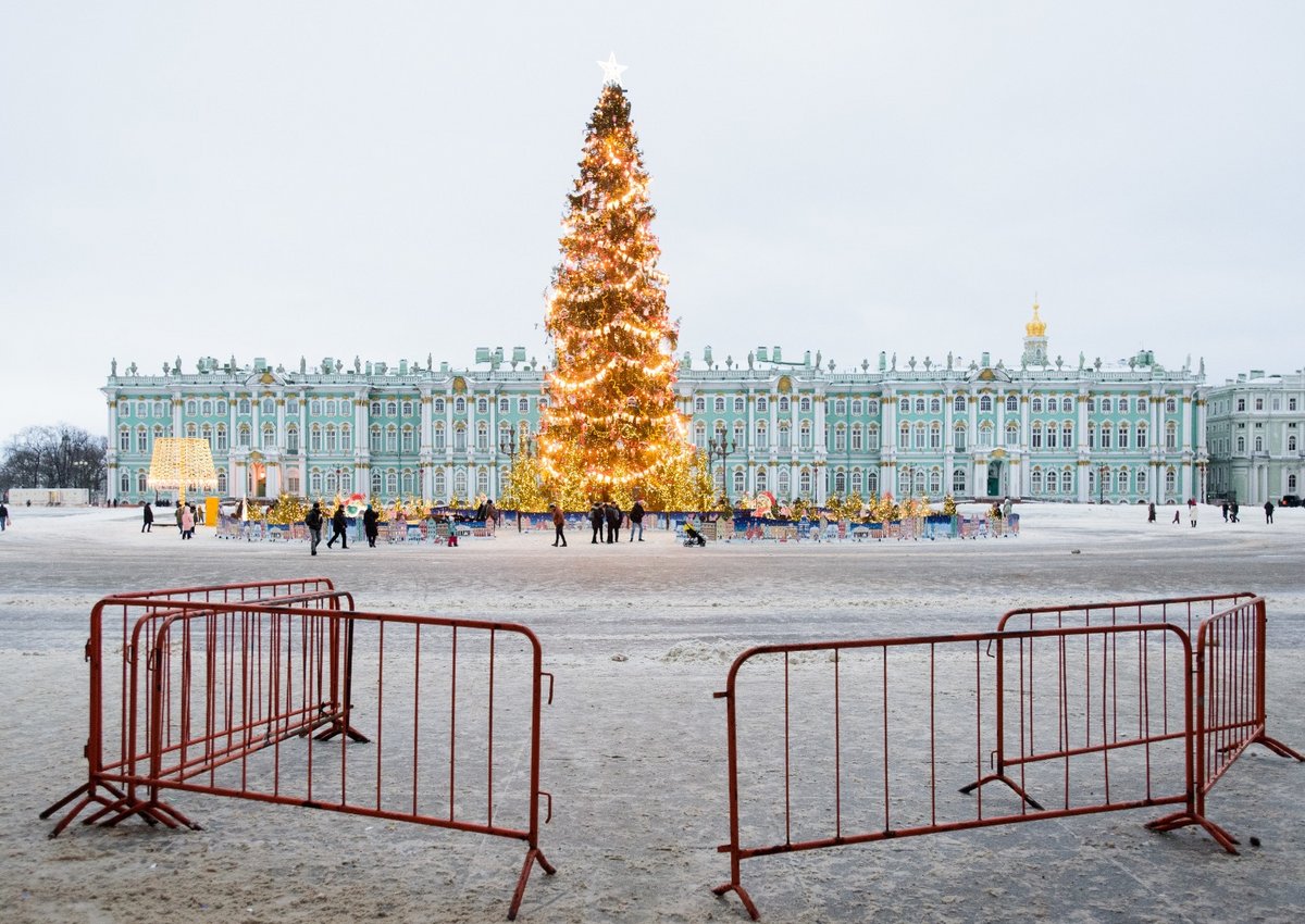 Сокращение новогодней программы вряд ли снизит турпоток в Петербург